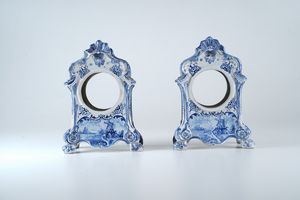 Lotto di n. 5 casse in maiolica dipinta tipo Delft  - Asta Pendole e orologi - Associazione Nazionale - Case d'Asta italiane