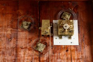 Orologio a quadro raffigurante paesaggio fluviale con figure ed architetture ad olio su tela, XIX secolo  - Asta Pendole e orologi - Associazione Nazionale - Case d'Asta italiane