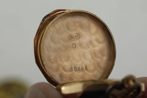 Lotto di 3 monachine con cassa in oro (due 18k, uno 12k) e uno in metallo  - Asta Pendole e orologi - Associazione Nazionale - Case d'Asta italiane