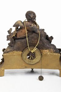 Pendola con erote in metallo dorato e brunito, cassa con riserve in marmo, Francia XIX secolo  - Asta Pendole e orologi - Associazione Nazionale - Case d'Asta italiane