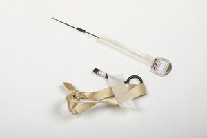 Pendola romantica in bronzo dorato e brunito, raffigurante fanciulla. Francia XIX secolo  - Asta Pendole e orologi - Associazione Nazionale - Case d'Asta italiane