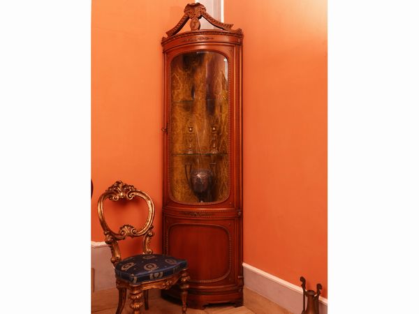 Angoliera impiallacciata in noce  - Asta L'arte di arredare - Associazione Nazionale - Case d'Asta italiane