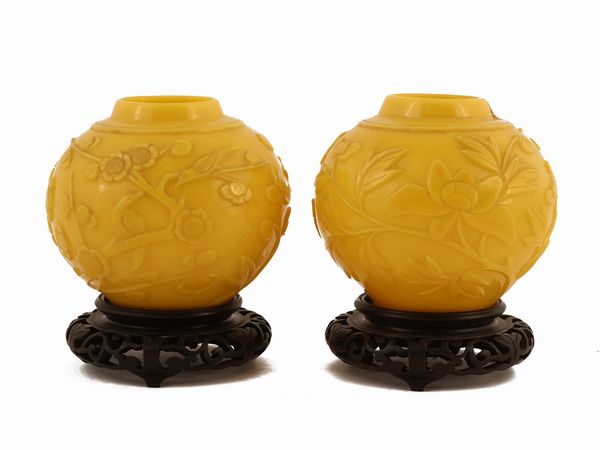 Coppia di piccoli vasi globulari in opaline gialla  - Asta L'arte di arredare - Associazione Nazionale - Case d'Asta italiane