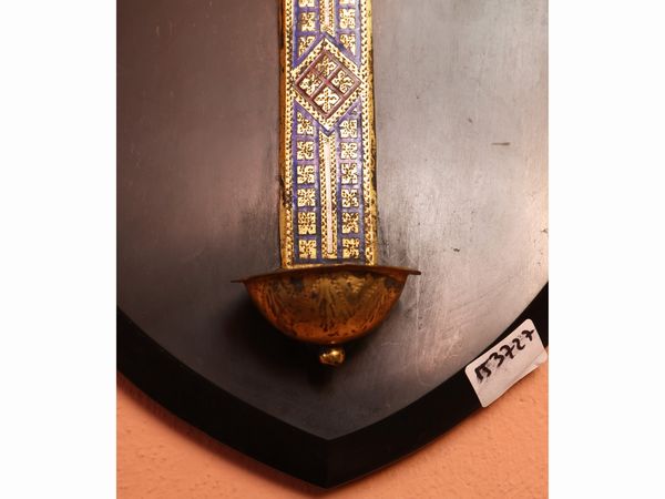 Acquasantiera in metallo dorato e smalti  - Asta L'arte di arredare - Associazione Nazionale - Case d'Asta italiane