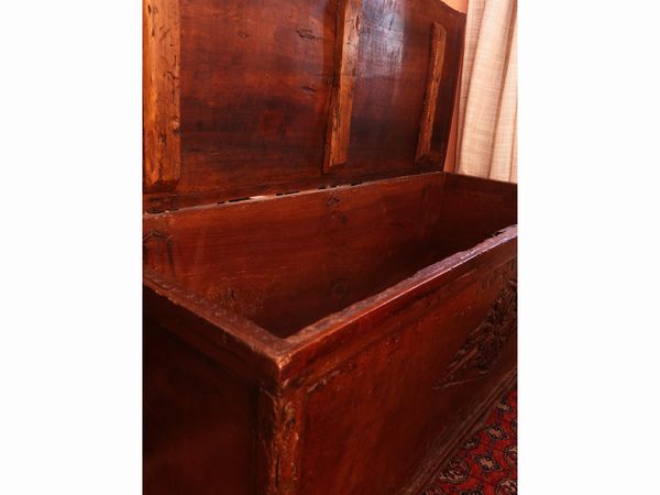 Antica cassapanca in noce  - Asta L'arte di arredare - Associazione Nazionale - Case d'Asta italiane