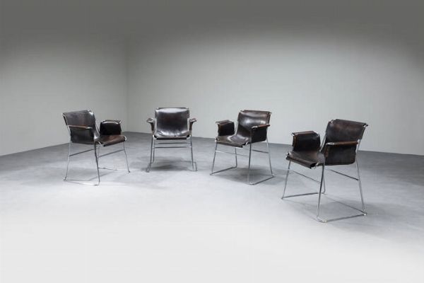 PRODUZIONE ITALIANA : Quattro sedie con struttura in acciaio e rivestimento in cuoio.  Anni '60 cm 78x64x58  - Asta Asta di Design - Associazione Nazionale - Case d'Asta italiane