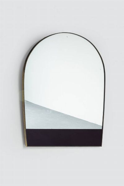 PRODUZIONE ITALIANA : Specchio con bordo in ottone  vetro colorato e specchiato. Anni '50 cm 133x99  Difetti  - Asta Asta di Design - Associazione Nazionale - Case d'Asta italiane