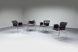 PRODUZIONE ITALIANA - Quattro sedie con struttura in acciaio e rivestimento in cuoio.  Anni '60 cm 78x64x58