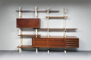 AMMA - Libreria con montanti in legno laccato  moduli in legno con particolari in ottone.  Anni '60  cm 235x300x50    [..]