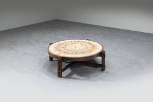 ROGER CAPRON Francia 1922 - 2006 - Tavolino con struttura in legno e piano in ceramica.  Anni '70 cm 33x107x107  Difetti