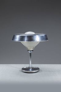 BBPR (BANFI  BELGIOIOSO  PERESSUTTI  ROGERS) - Lampada da tavolo in metallo cromato e vetro. Prod. Artemide anni '60 h cm 42x43