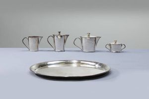 ARTHUR KRUPP - Servizio composto da caffettiera  lattiera  zuccheriera e vassoio. Tutti i pezzi sono marchiati Arthur Krupp Milano  [..]