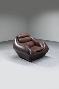 PRODUZIONE ITALIANA - Poltrona con struttura in legno  imbottitura rivestimento in similpelle. Anni '70 cm 75x95x90  Difetti