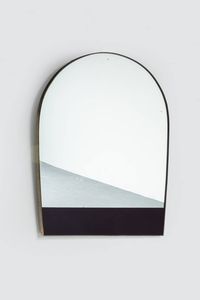 PRODUZIONE ITALIANA - Specchio con bordo in ottone  vetro colorato e specchiato. Anni '50 cm 133x99  Difetti