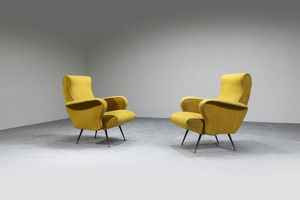 PRODUZIONE ITALIANA - Coppia di poltrone con struttuta in matello verniciato   imbottitura rivestita in tessuto e puntali in ottone.  [..]