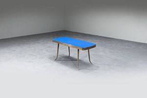 PRODUZIONE ITALIANA - Tavolino con struttura in metallo e piano in vetro colorato.  Anni '50 cm 41x94x40  Difetti