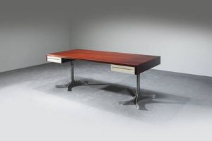 Trau - Grande scrivania in alluminio spazzolato e piano in legno.  Prod. Trau Arredamenti Metallici Torino  anni '60  [..]