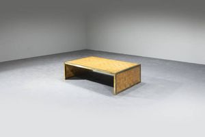 PRODUZIONE ITALIANA - Tavolino in legno rivestito di bamb con particolari in ottone.  Anni '70 cm 34x125x80 5  Difetti