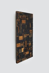 PRODUZIONE ITALIANA - Scultura su pannello di legno ad intarsi alfabetici e numerici.  Anni '70 cm 170x72 5x6 5  Piccoli difetti