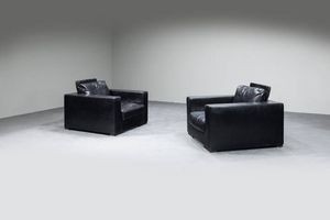 PRODUZIONE ITALIANA - Coppia di poltrone con struttura in legno  imbottitura rivestita in pelle.  Anni '70 cm 75x90x100   Difetti