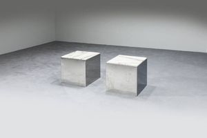 PRODUZIONE ITALIANA - Coppia di tavolini in acciaio lucidato  piani in marmo.  Anni '70 cm 49x47x47