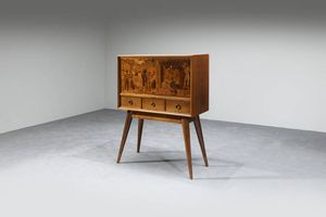 MEDARDO MODICA  CARLO CORVI - Mobile bar in legno di noce con anta a ribalta intarsiata con legni di varie essenze. Prod. Anzani & C. fine anni  [..]