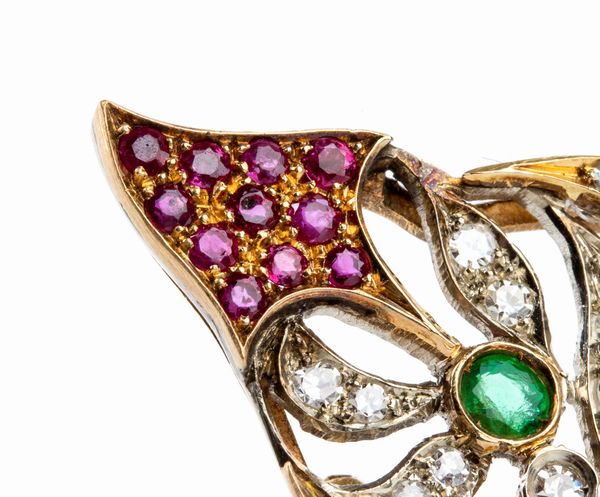 Spilla farfalla in oro con diamanti e pietre di colore  - Asta Gioielli, orologi, argenti e penne - Associazione Nazionale - Case d'Asta italiane