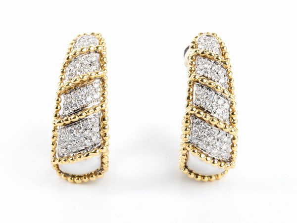 Paio di orecchini in oro e diamanti  - Asta Gioielli, orologi, argenti e penne - Associazione Nazionale - Case d'Asta italiane