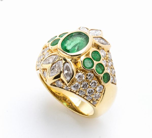 Anello in oro giallo, smeraldi e diamanti  - Asta Gioielli, orologi, argenti e penne - Associazione Nazionale - Case d'Asta italiane
