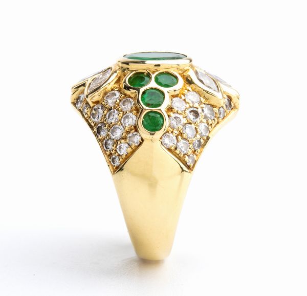 Anello in oro giallo, smeraldi e diamanti  - Asta Gioielli, orologi, argenti e penne - Associazione Nazionale - Case d'Asta italiane