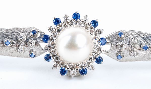 Demi - parure composta da una spilla ed un paio di orecchini con perle, diamanti e zaffiri  - Asta Gioielli, orologi, argenti e penne - Associazione Nazionale - Case d'Asta italiane