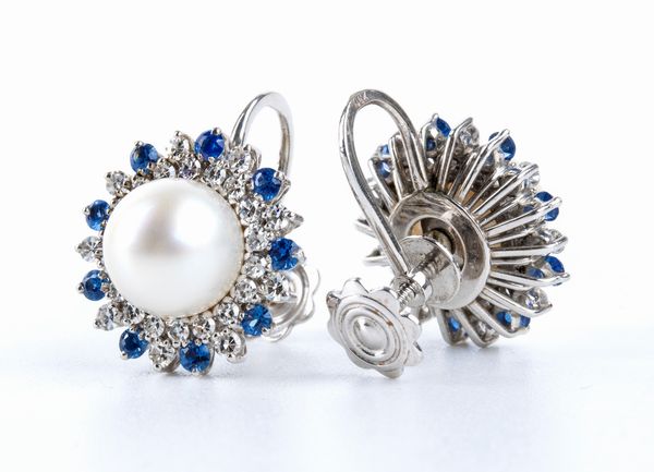 Demi - parure composta da una spilla ed un paio di orecchini con perle, diamanti e zaffiri  - Asta Gioielli, orologi, argenti e penne - Associazione Nazionale - Case d'Asta italiane