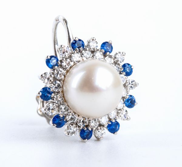 Demi - parure composta da una spilla ed un paio di orecchini con perle, diamanti e zaffiri  - Asta Gioielli, orologi, argenti e penne - Associazione Nazionale - Case d'Asta italiane