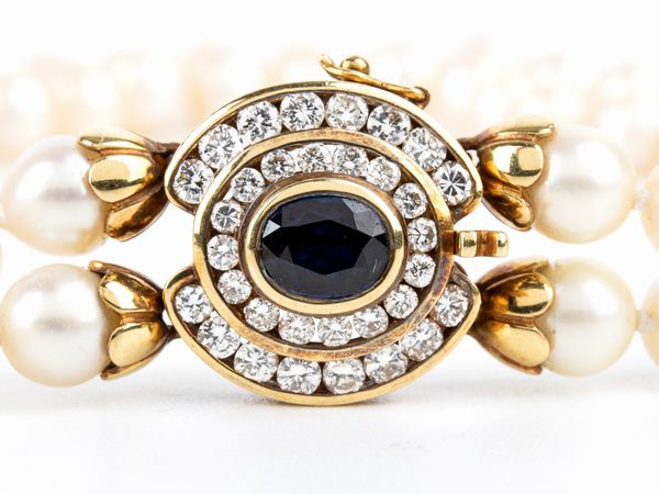 Collana a 2 fili di perle, fermezza in oro zaffiro e brillanti  - Asta Gioielli, orologi, argenti e penne - Associazione Nazionale - Case d'Asta italiane