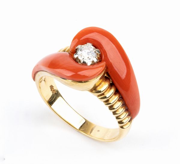 Anello in oro con corallo Mediterraneo e diamante  - Asta Gioielli, orologi, argenti e penne - Associazione Nazionale - Case d'Asta italiane