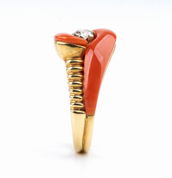 Anello in oro con corallo Mediterraneo e diamante  - Asta Gioielli, orologi, argenti e penne - Associazione Nazionale - Case d'Asta italiane