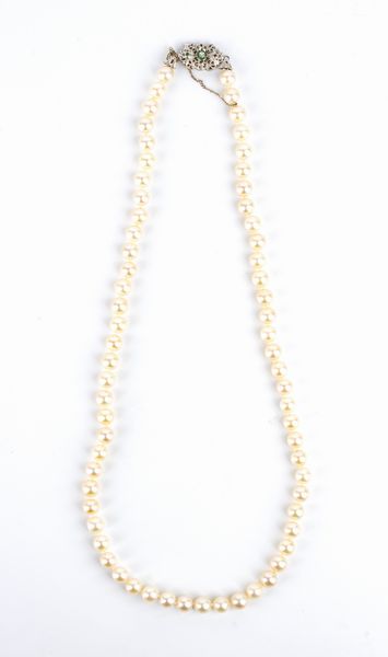 Collana di perle con fermezza in oro e smeraldi  - Asta Gioielli, orologi, argenti e penne - Associazione Nazionale - Case d'Asta italiane