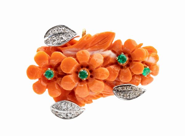 Spilla floreale in oro, corallo cerasuolo, diamanti e smeraldi  - Asta Gioielli, orologi, argenti e penne - Associazione Nazionale - Case d'Asta italiane
