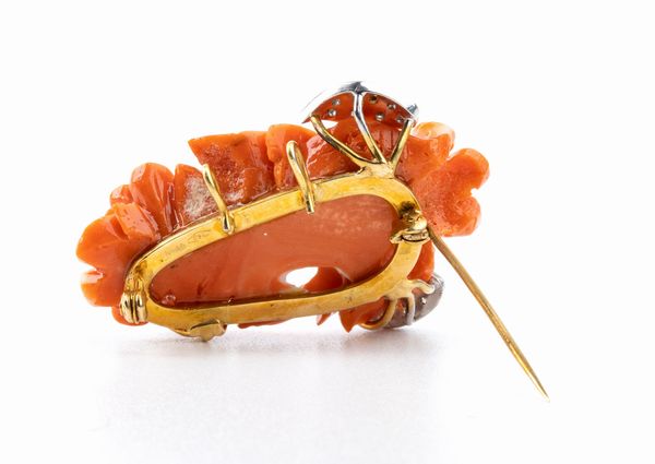 Spilla floreale in oro, corallo cerasuolo, diamanti e smeraldi  - Asta Gioielli, orologi, argenti e penne - Associazione Nazionale - Case d'Asta italiane