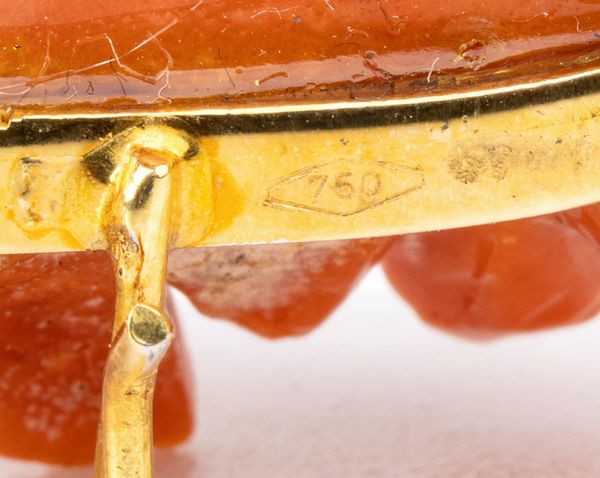 Spilla floreale in oro, corallo cerasuolo, diamanti e smeraldi  - Asta Gioielli, orologi, argenti e penne - Associazione Nazionale - Case d'Asta italiane