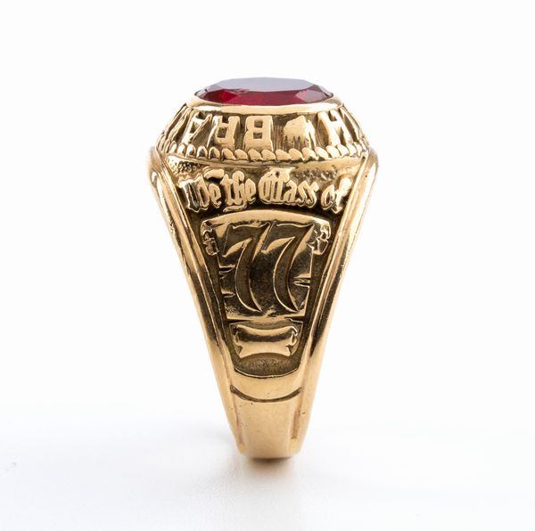 Anello in oro con pietra rossa  - Asta Gioielli, orologi, argenti e penne - Associazione Nazionale - Case d'Asta italiane