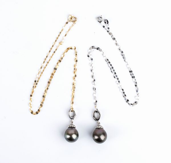 Due girocolli in oro con perla Tahiti  - Asta Gioielli, orologi, argenti e penne - Associazione Nazionale - Case d'Asta italiane