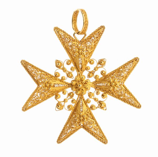 Pendente croce di malta, filigrana e micro granulazione in oro giallo  - Asta Gioielli, orologi, argenti e penne - Associazione Nazionale - Case d'Asta italiane