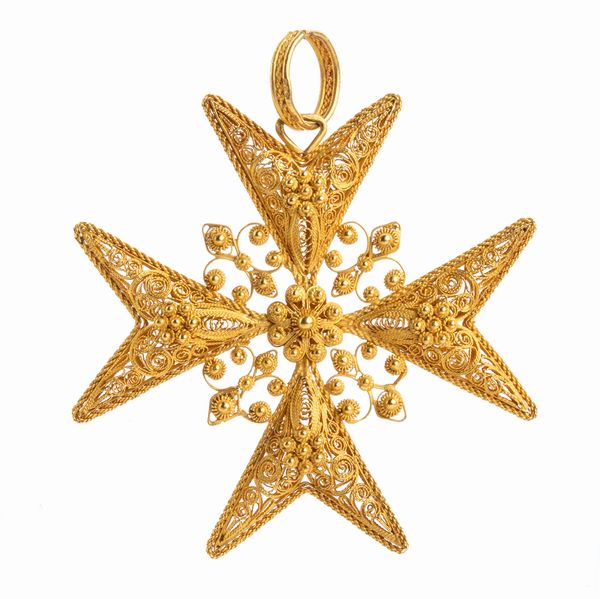 Pendente croce di malta, filigrana e micro granulazione in oro giallo  - Asta Gioielli, orologi, argenti e penne - Associazione Nazionale - Case d'Asta italiane