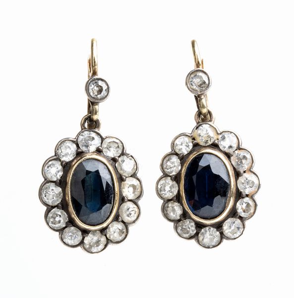 Paio di orecchini con motivo a fiore in oro ed argento con zaffiri e diamanti taglio vecchio - inizio XX secolo  - Asta Gioielli, orologi, argenti e penne - Associazione Nazionale - Case d'Asta italiane