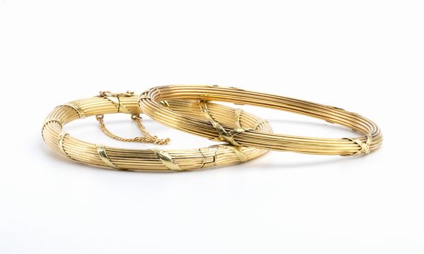Coppia di bracciali in oro giallo - Francia inizio XX secolo  - Asta Gioielli, orologi, argenti e penne - Associazione Nazionale - Case d'Asta italiane