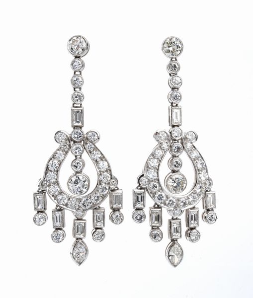 Orecchini pendenti in platino con diamanti - Anni '50  - Asta Gioielli, orologi, argenti e penne - Associazione Nazionale - Case d'Asta italiane