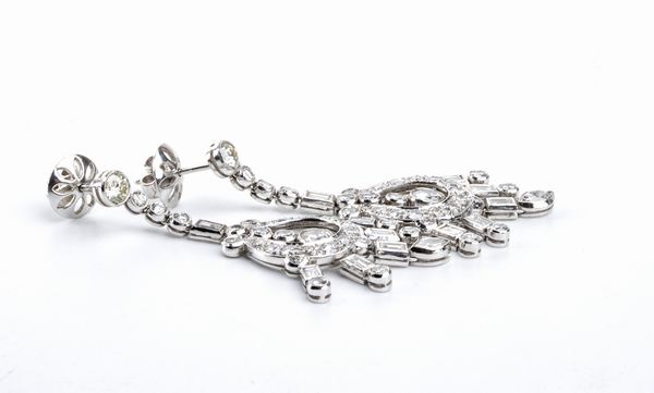 Orecchini pendenti in platino con diamanti - Anni '50  - Asta Gioielli, orologi, argenti e penne - Associazione Nazionale - Case d'Asta italiane