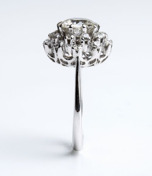 Anello in oro con diamanti  - Asta Gioielli, orologi, argenti e penne - Associazione Nazionale - Case d'Asta italiane