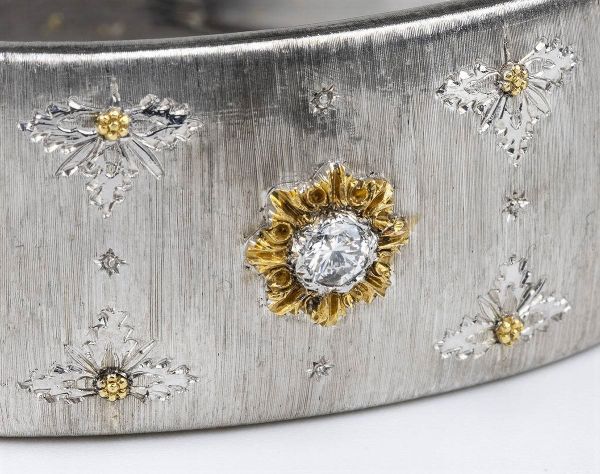 MARIO BUCCELLATI: bracciale a fascia rigida e paio di orecchini in oro e diamanti  - Asta Gioielli, orologi, argenti e penne - Associazione Nazionale - Case d'Asta italiane